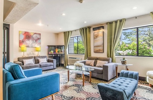 Poulsbo Hotel | Pets are Allowed in GuestHouse Poulsbo! With Free Parking Onsite & Breakfast!