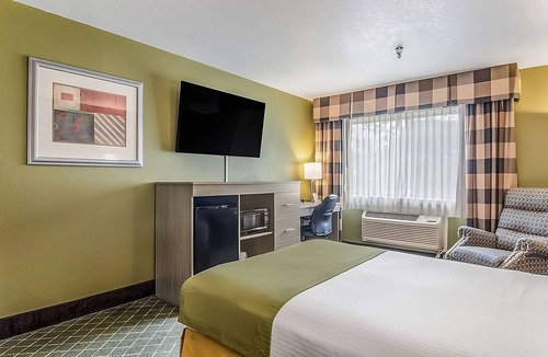 Poulsbo Hotel | Pets are Allowed in GuestHouse Poulsbo! With Free Parking Onsite & Breakfast!