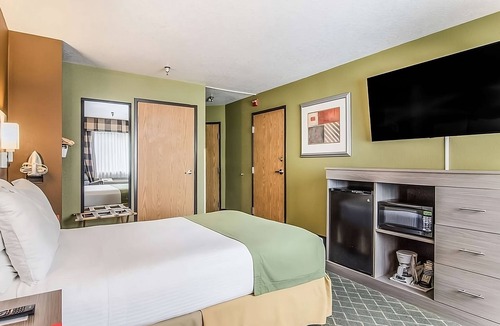 Poulsbo Hotel | Pets are Allowed in GuestHouse Poulsbo! With Free Parking Onsite & Breakfast!