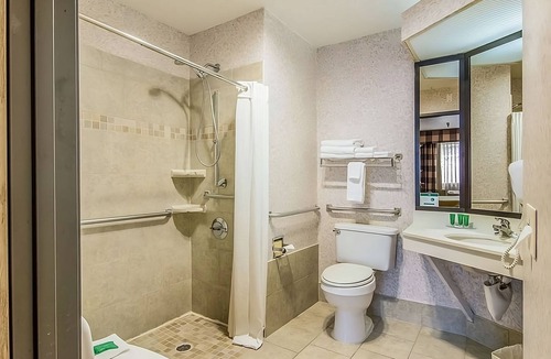 Poulsbo Hotel | Pets are Allowed in GuestHouse Poulsbo! With Free Parking Onsite & Breakfast!