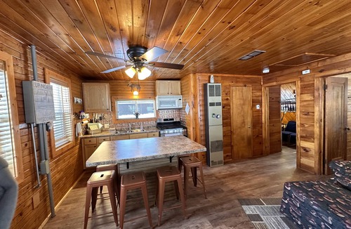 Winter Cabin | Pets & kid Friendly ,direct access to ATV& snow trails, private dock