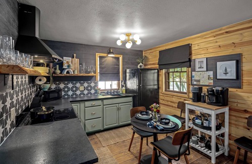 Eureka Springs Cabin | Pets OK Private Hot Tub Starlink WiFi