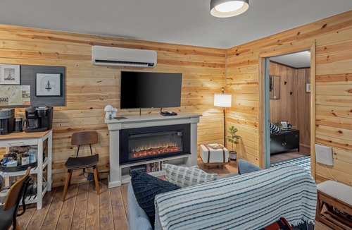 Eureka Springs Cabin | Pets OK Private Hot Tub Starlink WiFi