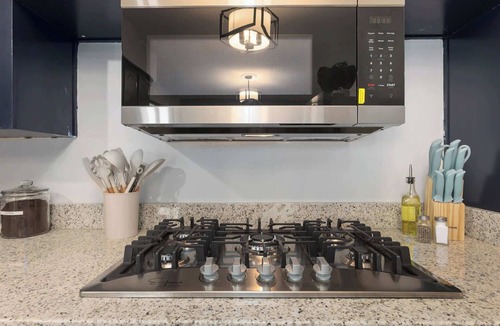 Lee's Summit House | Pets Welcome Close to DT Lees Summit, Walk to Shops|5 King Beds|Mins to Stadiums