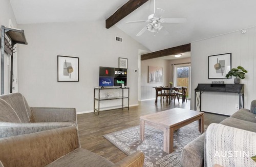 Zilker Apartment | Pets Welcome Great Space Backyard Near Zilker