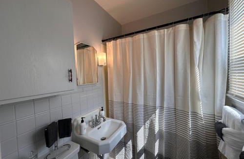 Sheridan House | Pets Welcome Walkable Downtown Apt Gym & Pool Pass
