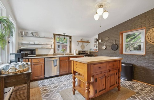 Boyce Cottage | Pets? YES! 🐕 Hot Tub ✮ Fire Pit ✮ Fast Wi-Fi