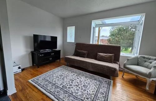 Laval Apartment | Petunias 1