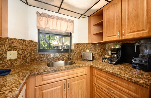 Marathon Villa | PF Pool Beach Kitchen Sleep 6, Hot Tub W&D Marina WiFi Parking