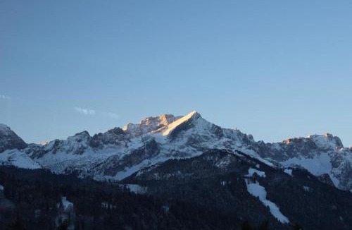 Garmisch-Partenkirchen House | Pfeiffer Alm Garni mit Blick auf die Zugspitze