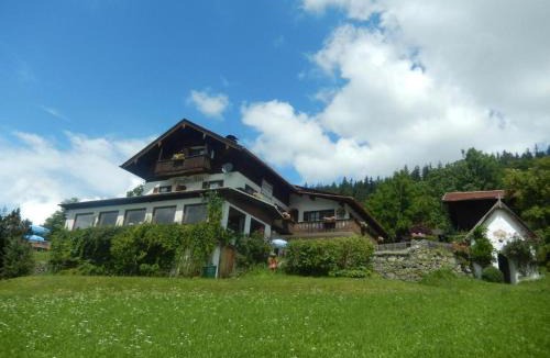 Garmisch-Partenkirchen House | Pfeiffer Alm Garni mit Blick auf die Zugspitze