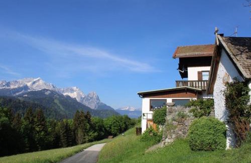 Garmisch-Partenkirchen House | Pfeiffer Alm Garni mit Blick auf die Zugspitze