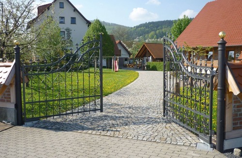 Schleid Apartment | "Pferde Glück" vacation apartment with 2 bedrooms made of Swiss stone pine wood