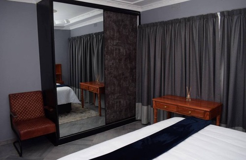 Jwaneng House | Phakela Cottages
