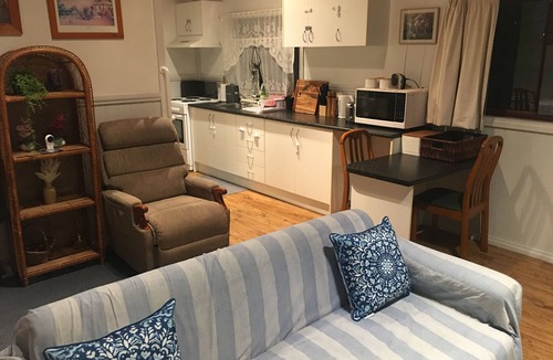 St Albans Park Cottage | Phar Lap Tree Cottage - A Winter Retreat with Breakfast Included