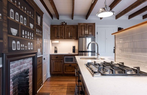 Belmont Apartment | Pharmacy Apartment | Luxury Monthly Stay Downtown