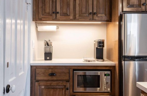 Belmont Apartment | Pharmacy Apartment | Luxury Monthly Stay Downtown