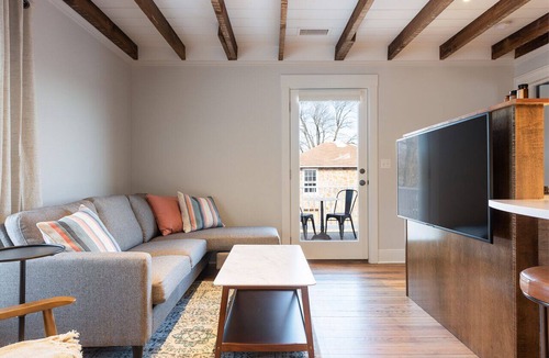 Belmont Apartment | Pharmacy Apartment | Luxury Monthly Stay Downtown