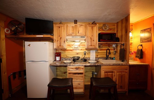 Custer Hotel | Pheasant Dreams Room, kitchenette, Restmore Inn, 2 miles to Hill City