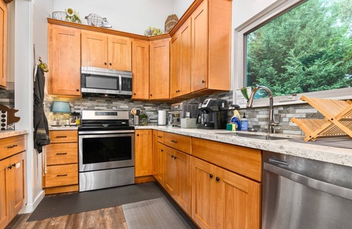 Beaverton House | Phenomenal Mid-Century Modern Retreat, Open Layout, Fenced Backyard, Fire-Pit, 10 Miles to Portland