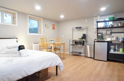 Wallingford Apartment | Phenomenal studio in Seattle perfect for your city getaway near UW with Parking