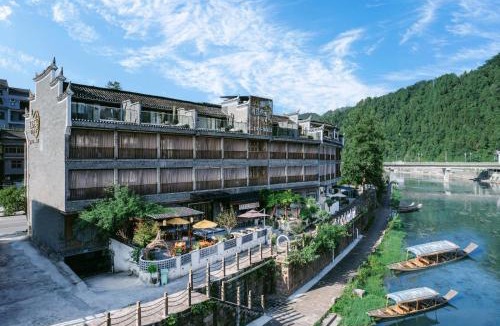 Fenghuang Hotel | Phoenix Ancient Hill Riverside View Hotel- Offers free one-way high-speed rail pick-up service - Afternoon tea - Self-service laundry - Baggage storage - Travel planning