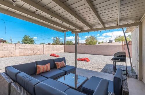 Encanto House | Phoenix Lightrail BBQ & Billiard minutes from DT