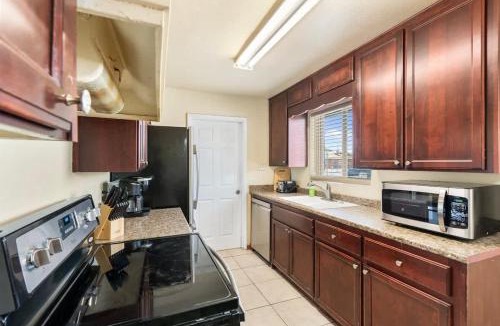 Encanto House | Phoenix Lightrail BBQ & Billiard minutes from DT