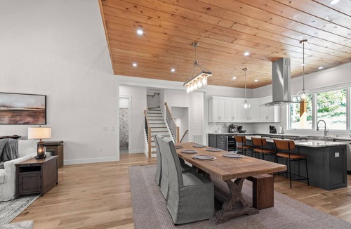 Crumpler House | Phoenix Lodge - Killer Mountain Views, Hot Tub, Firepit + Sleeps 10