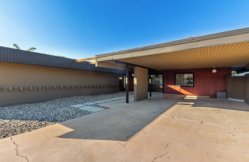 Paradise Gardens House | Phoenix Mid-Century Escape, hot tub, non-heated pool, dog run/family friendly.