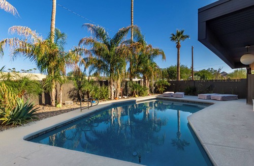 Paradise Gardens House | Phoenix Mid-Century Escape, hot tub, non-heated pool, dog run/family friendly.
