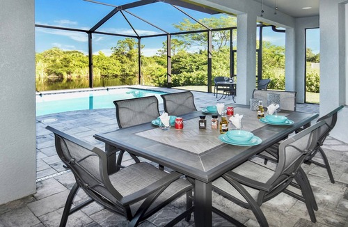 Diplomat Villa | Phoenix, quite Area, Pool and great water few