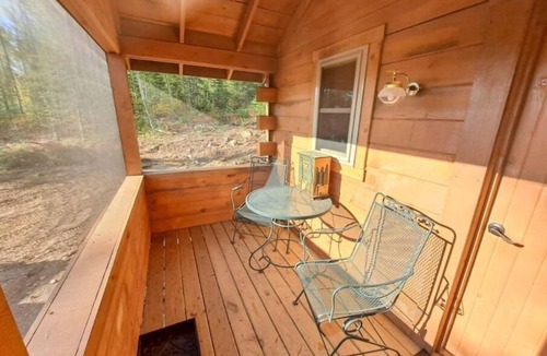 Hovland Cabin | Phoenix Rising Off-Grid Amish crafted log cabin near the BWCA & SHT - Sled Dogs!