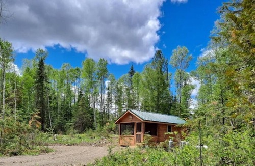 Hovland Cabin | Phoenix Rising Off-Grid Amish crafted log cabin near the BWCA & SHT - Sled Dogs!