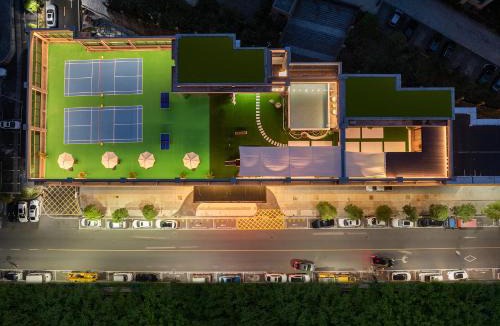 Fenghuang Hotel | Phoenix Sky Pool Hotel-Newly Opened 2026 Free Pick-up Service Rooftop Infinity Pool Kids Playground On-site Café Near Fenghuang Scenic Area