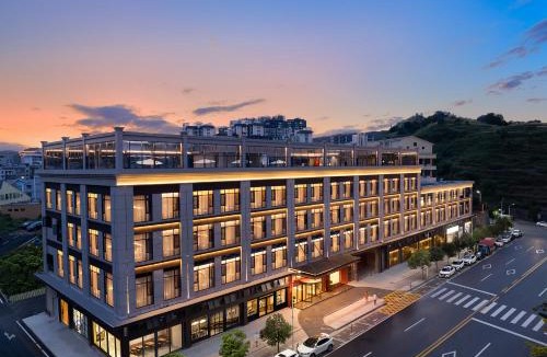 Fenghuang Hotel | Phoenix Sky Pool Hotel-Newly Opened 2026 Free Pick-up Service Rooftop Infinity Pool Kids Playground On-site Café Near Fenghuang Scenic Area
