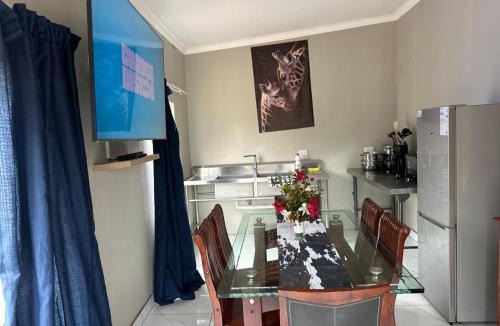 Outer West Durban Hotel | Pholanathi Lodge