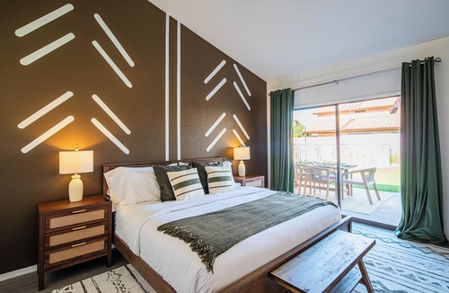 Peoria House | PHX Ultimate Group Getaway Pool Arcade Golf Sim Spa 5BR