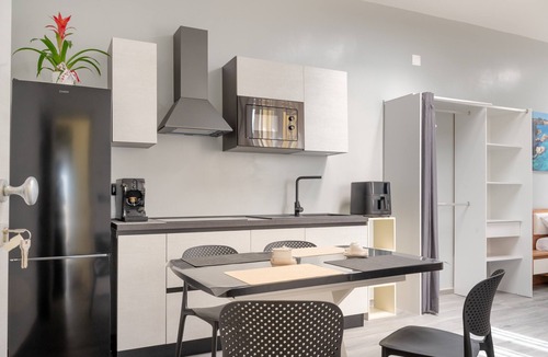 Melendugno Apartment | 'Piazza Pertini - Apartment Perla' with Wi-Fi and Air Conditioning