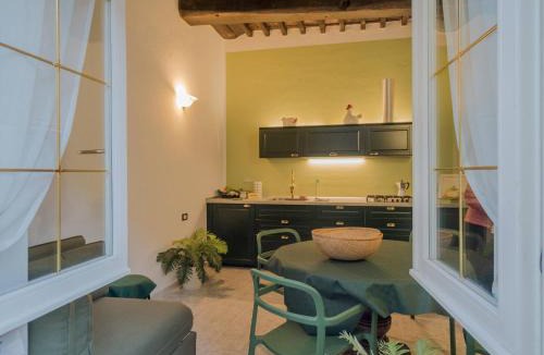 Borgo Antico Apartment | Picabon Quiet Apartment with AC & Balcony