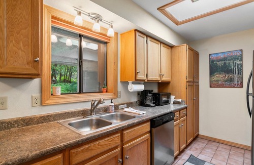 Durango House | Pickle Ball Courts, Peaceful Deck Next to Creek!