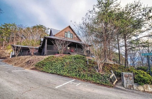 Pigeon Forge Apartment | Pickle ball & Firepit in February @The Burrows