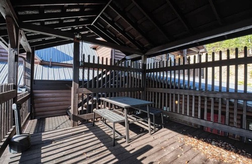 Pigeon Forge Apartment | Pickle ball & Firepit in February @The Burrows