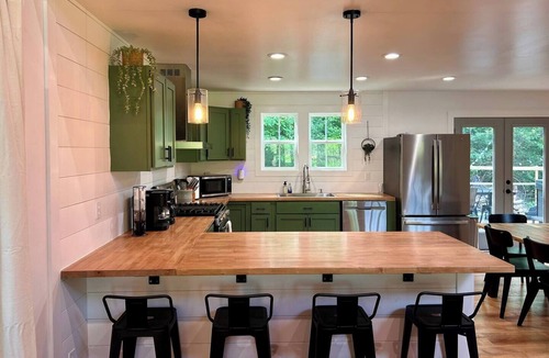 Dahlonega House | Pickle/Basketball, Gym, Rockwall, Arcade, Hot Tub!