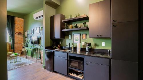 Covington Apartment | Pickle Factory Hotel - 2BR Near Stadiums & Downtown