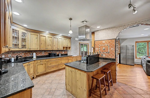 White Haven House | Pickleball/Basketball 11 BR 6.5 BA Sauna HotTub Pool Table FREE Tesla EV Charger