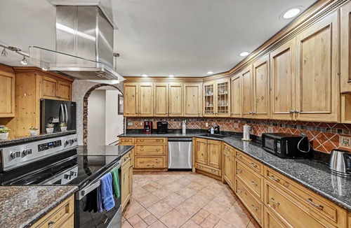 White Haven House | Pickleball/Basketball 11 BR 6.5 BA Sauna HotTub Pool Table FREE Tesla EV Charger