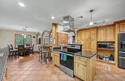 White Haven House | Pickleball/Basketball 11 BR 6.5 BA Sauna HotTub Pool Table FREE Tesla EV Charger