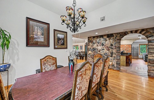White Haven House | Pickleball/Basketball 11 BR 6.5 BA Sauna HotTub Pool Table FREE Tesla EV Charger