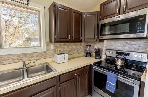 Briar Crest Woods Cabin | Pickleball |Pool Table |Hot Tub |FirePit |King Bed